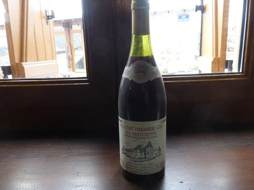 Une bouteille beaune - une,
