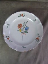ASSIETTE ancienne, en faïence, décor de BOUQUET DE FLEURS.