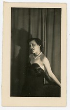 PHOTO, une femme robe de