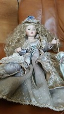 BELLE GRANDE POUPEE ANCIENNE - EN PORCELAINE - DES ANNEES 90