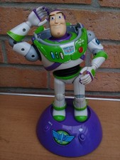 Figurine Buzz l'Eclair articulé sur son socle qui parle français et l'écoute MP3