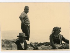 PHOTO SNAPSHOT, 1954 Ile d'Yeu les trois face à l'océan lunettes chapeau foulard