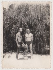 Deux beaux jeunes hommes sans