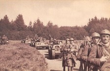 CPA GUERRE INFANTERIE AVEC SES CHENILLETTES