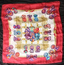 Hermès carré en soie modèle "Les rubans du cheval" avec boite