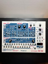 Roland synthesizer - sh-32,