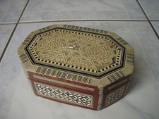 Boite en marqueterie - BOIS et NACRE  17,8 x 12 x 6 cm.