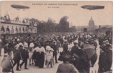 Carte postale ancienne – Paris – La foule au passage des dirigeables – Les Inval