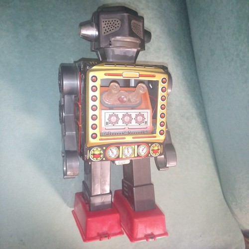 Robot vintage attacking
