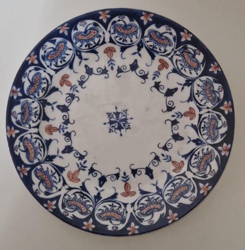 Assiette faïence signée - , et
