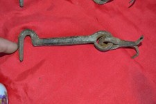 Ancien contrevent, crochet de porte, fenêtre en métal
