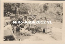 Photo, les jeunes filles jouent avec des lapins à Hasendorf, VL (80068)