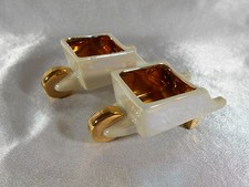 PAIRE DE SALERON / SALIÈRE & POIVRIÈRE  " BROUETTE " EN PORCELAINE DE LIMOGES