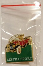 PIN'S VOITURE LESTRA SPORT - SIGNÉ ARTHUS BERTRAND / TRES BON ETAT