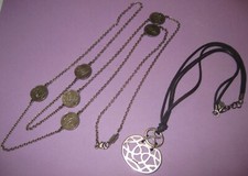 BIJOUX FANTAISIES LOT DE 2 COLLIERS, SAUTOIR POGGI PARIS, PENDENTIF SCOOTER