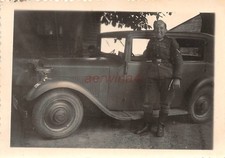 Soldat sur voiture Mercedes