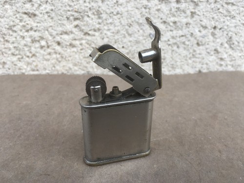 Ancien petit briquet - , à