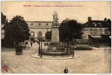 CPA TROYES L'Avenue de la Gare Le Monument des Enfants de l'Aube (723173)