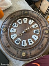 Pendule bois chiffres cartouche bois plein sculpté 25cm 