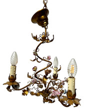 Lustre de style Louis XVI en métal doré et fleurs de porcelaine XX siècle