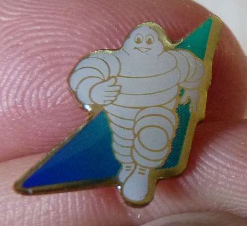 Petit pin michelin - pin's,