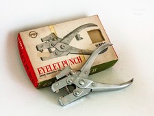 Ancien outil à œillet poinçon oeillet dans sa boîte d'origine Open Industry Co. Ltd