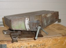 Table rainurée angulaire