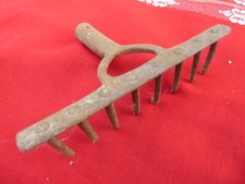 rateau à dent rivetée outil ancien de jardinier