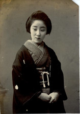Femme japonaise en habit