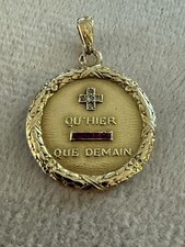 PENDENTIF MÉDAILLE D’AMOUR OR 18 CARATS TÊTE D’AIGLE DIAMANTS ET RUBIS AUGIS