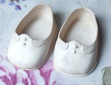 ANCIENNE PAIRE CHAUSSURES  PLASTIQUE BLANC POUR POUPÉE STYLE RAYNAL GÉGÉ N° 55