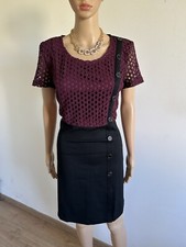 Robe noire et bordeaux à