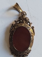 Pendentif ancien en métal plaqué or  serti d'une pierre rouge non gravé