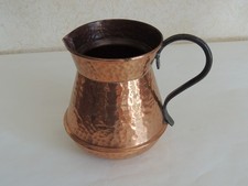 Cruche en cuivre martelé
