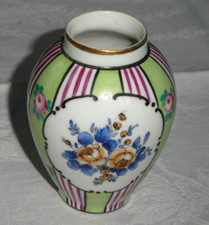 Petit vase porcelaine de Sèvres à décor de fleurs  peint main fin 19 eme