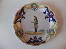 BELLE ASSIETTE  EN FAIENCE DE MALICORNE XIX ème signée  HB