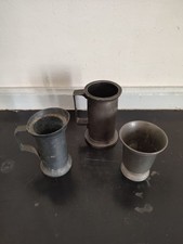 Trois gobelets en étain