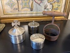 Lot de 3 boites à hosties et un emporte piéces