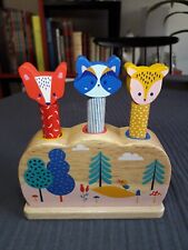 DJECO Animaux sauteurs en bois (renard panthère raton-laveur) sur socle "forêt"