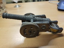 Canon décoratif composé de métal et bois Longueur : 21 cm Largeur : 9 cm