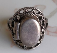 RARE ANCIENNE BAGUE A POISON