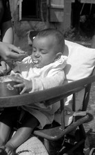 Enfant bébé nourrisson sur