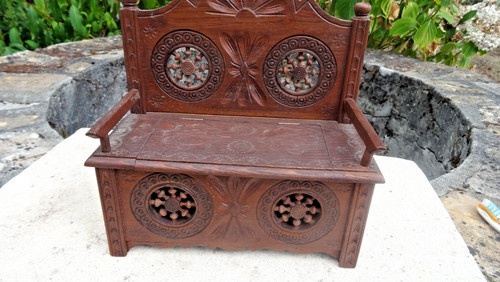 Ancien meuble miniature pour