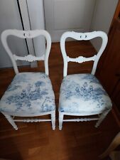 Lot de 2 chaises anciennes style Louis XVI, laque blanche, Toile de Jouy bleue.