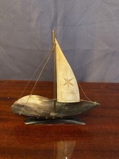 PETIT BATEAU VOILIER EN CORNE DE BOVIN SCULPTE A LA MAIN ANNEES 70