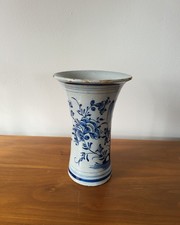 Ancien Vase Cornet en faïence XVIIIe motif bouquet fleurs bleu