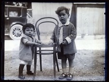 Deux enfants Chaise Voiture PHOTO NEGATIVE c1920 sur Plaque de verre Vintage 