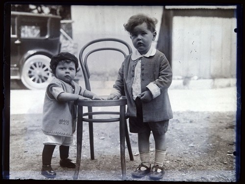Deux enfants chaise voiture - deux,