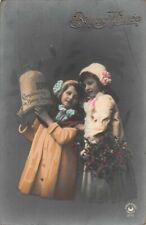 CPA Fantaisie - Bonne Année - Petites filles en manteaux d'hiver