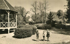 NEUILLE PONT PIERRE Jardin Public Fillette avec chiot près de celle avec le chat